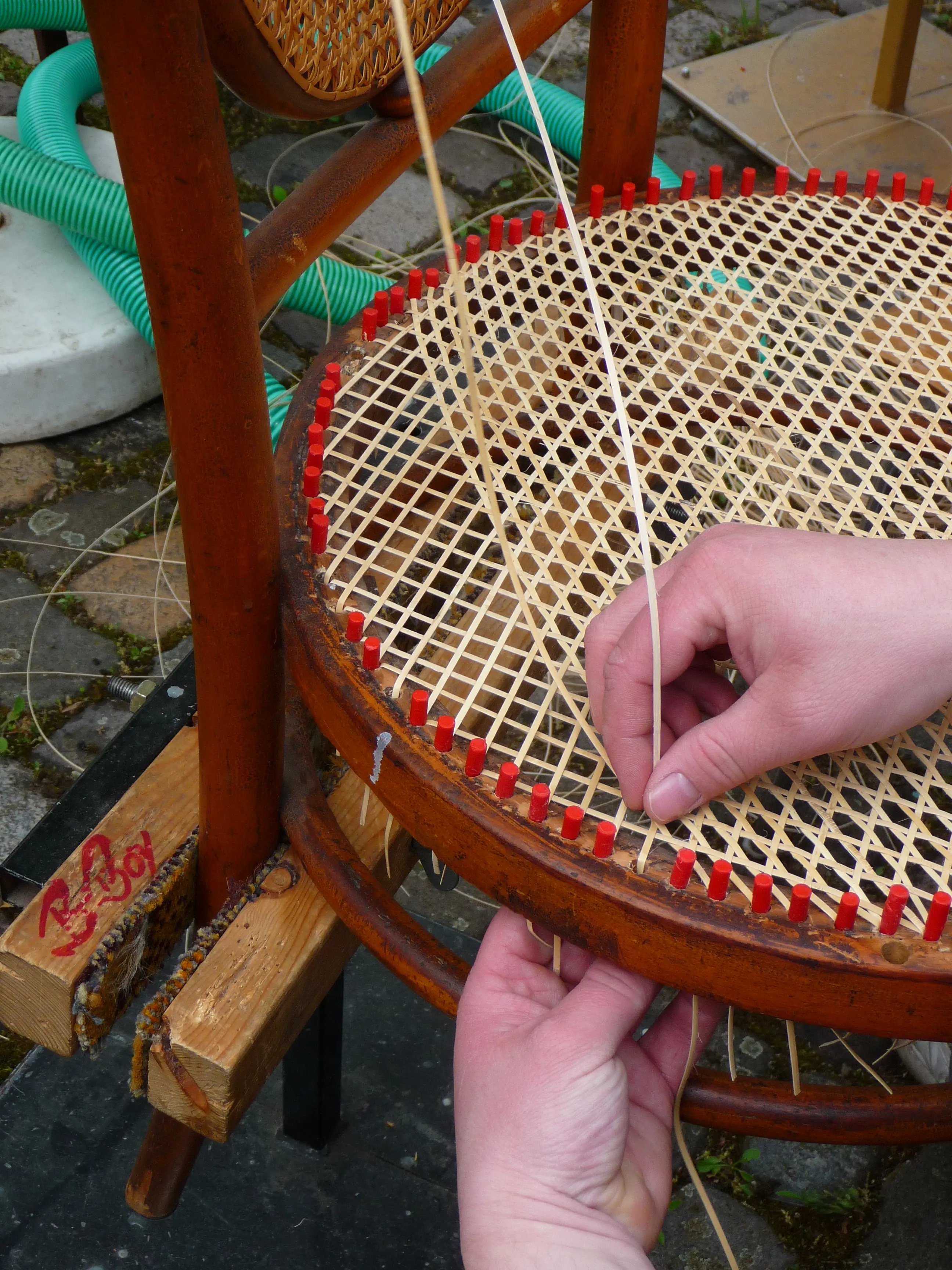 Réparation du cannage à la main de votre chaise sur Mulhouse